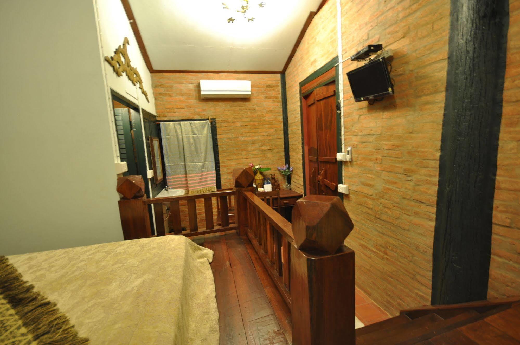 Ayutthaya Bouchic Hostel Exterior foto