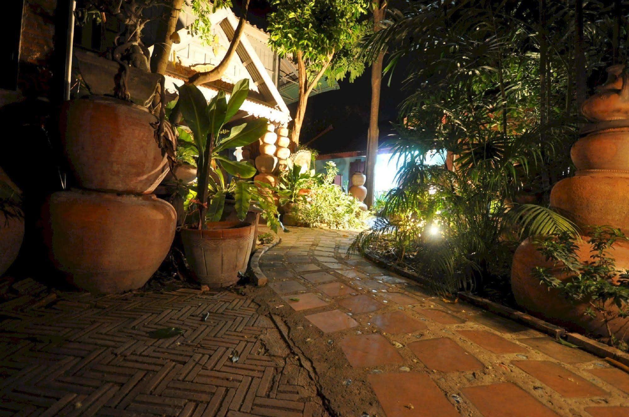 Ayutthaya Bouchic Hostel Exterior foto